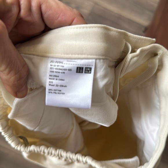 Uniqlo emits ivory high waisted stretchy oversized pants - Picture 4 of 10